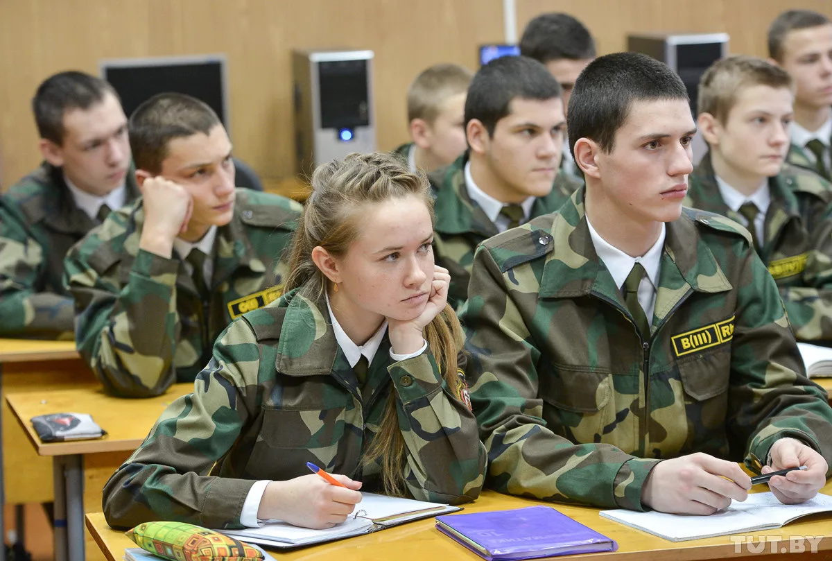 Стоять на кафедре. Возобновится набор девушек в военные университеты. Министерство обороны учебные заведения для девушек. Вузы ФСБ для девушек после 11 класса. Девушки в вузе