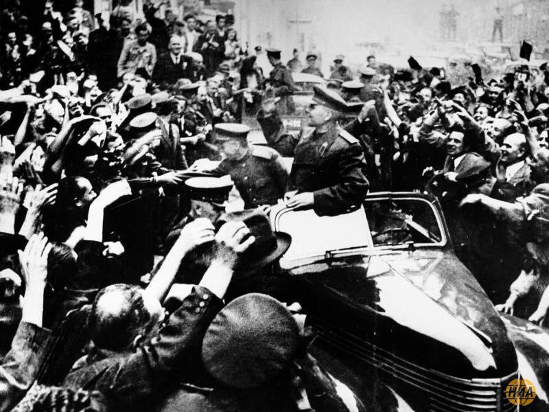 Жители Праги приветствуют маршала И.С. Конева, командующего 1-м Украинским фронтом, войска которого освобождали Прагу от немецких войск 9-12 мая 1945 года.