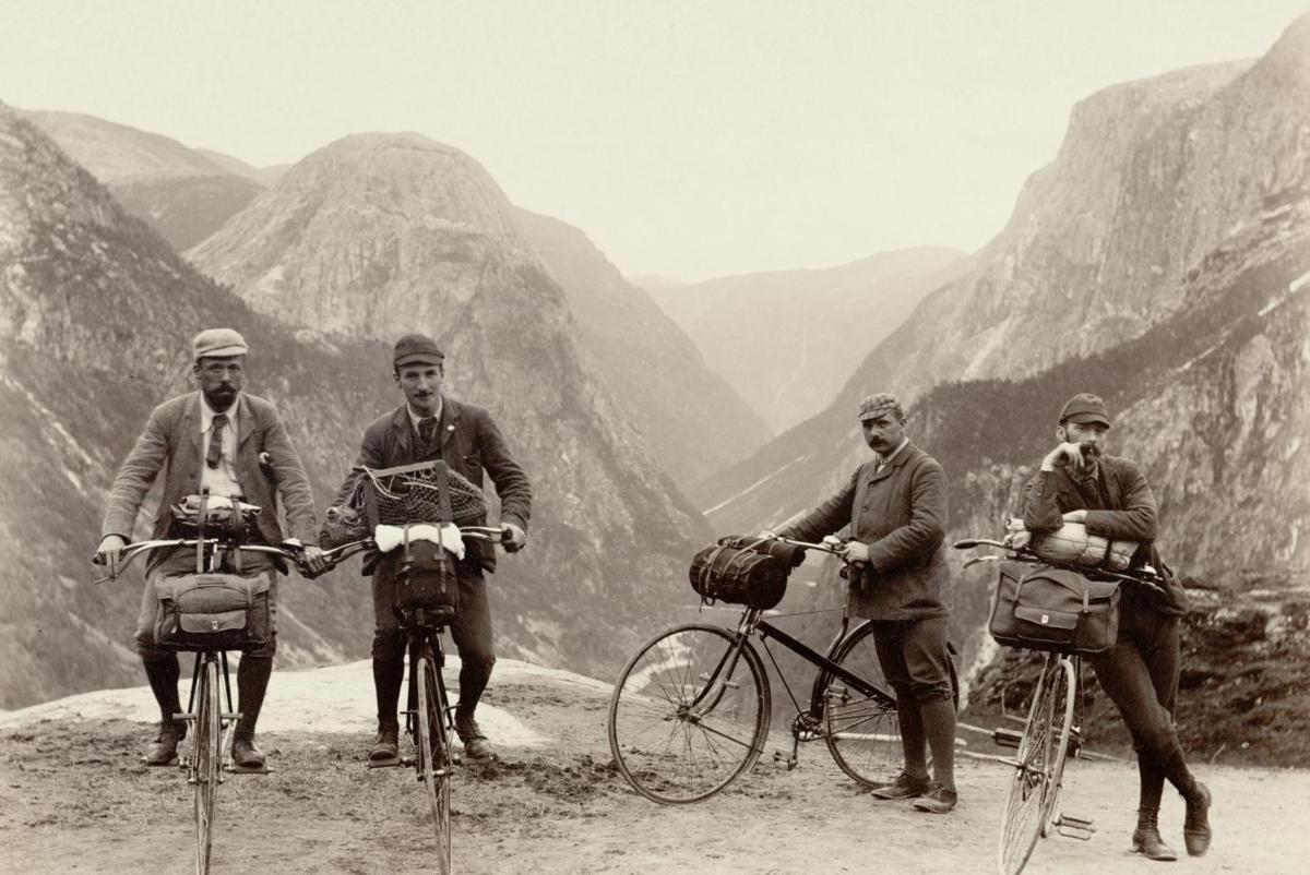 Первые в мире туристы. Путешествие на велосипеде. Туризм 19 века. Велосипеды Российской империи. Велосипед для туризма.