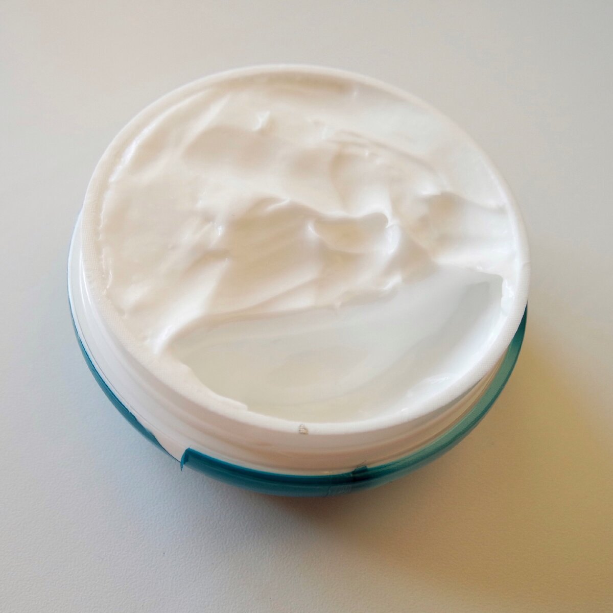 Увлажняющий крем для лица Himalaya с минеральным маслом в составе.