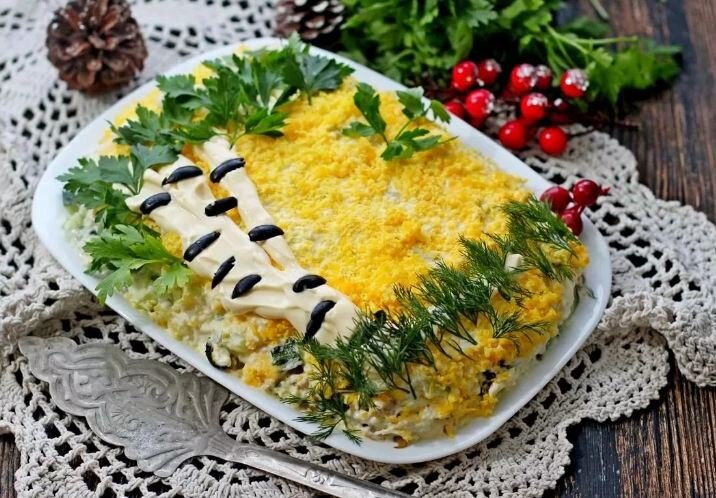 Салат Березка с куриным филе и черносливом