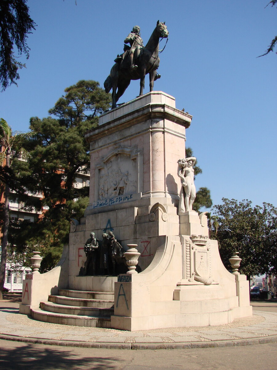 Памятник Бруно Маурисио де Сабала (фото 2009 г.)