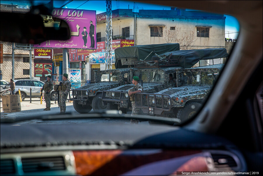 Эксклюзивные фото, как выглядит Ливан на границе с Сирией (картинки по обочинам — это нечто)