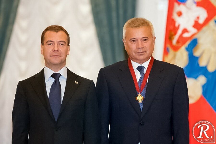 Дмитрий Медведев вручил "нефтяному королю" Вагиту Алекперову орден "За заслуги перед отечеством" III степени  