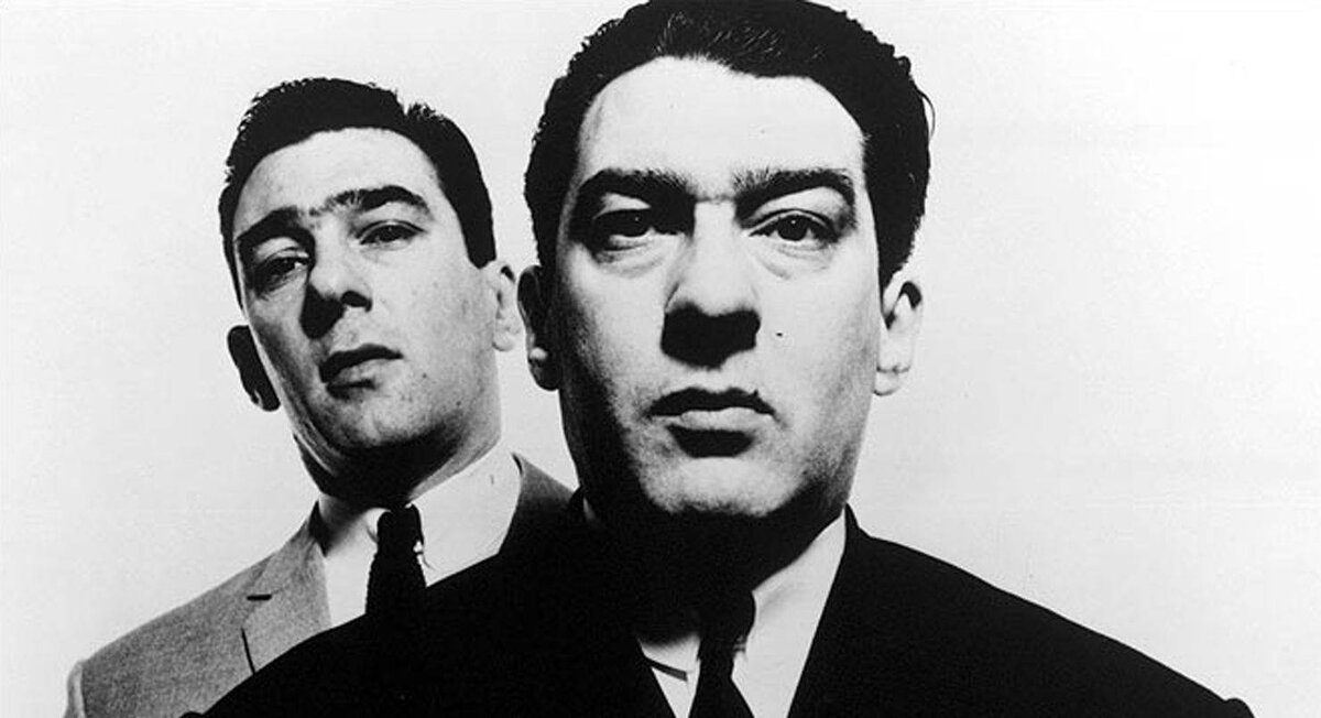 Близнецы Крэй(Рональд, 24 октября 1933 — 17 марта 1995, и Реджинальд, 24 октября 1933 — 1 октября 2000) — преступники, братья-близнецы, контролировавшие большую часть организованной преступной деятельности в Лондоне на рубеже 1950-х и 1960-х годов. Вместе со своей бандой, известной под названием «Фирма», они совершали самые разнообразные преступления: грабежи, вооружённые нападения и убийства, поджоги, рэкет. В Лондоне и за его пределами близнецы были настоящими звёздами — их интервью в 1965 году было показано в прямом эфире на одном из центральных каналов. Крэи взаимодействовали с Братьями Галло, планировалась совместная постройка казино с Меером Лански, но в последний момент сделка сорвалась. Рональд, более известный как Ронни, как предполагается, страдал параноидным расстройством личности и был открытым геем.