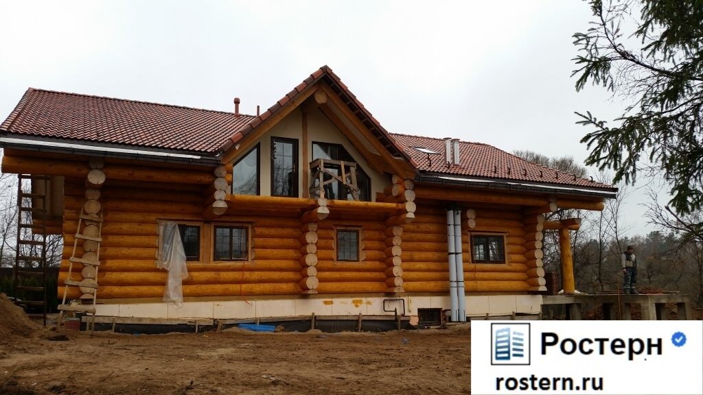 источник фото : https://rostern.ru/projects/stroitelstvo-doma-iz-brevna-34-s-tsokolem-i-bassejnom-mytishhi/