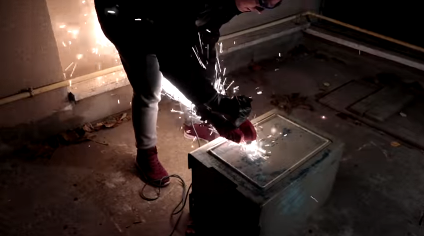 Сейф был без ключа, поэтому пришлось пойти на жертвы.