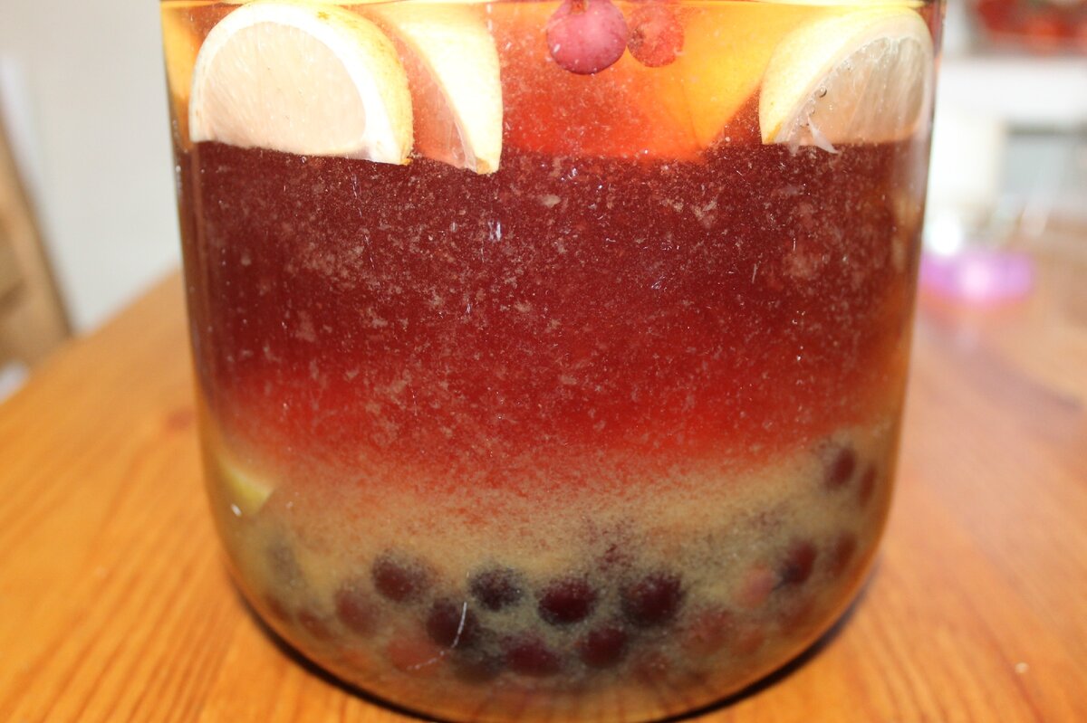 Клюквенно цитрусовая настойка, этой уже 2 месяца