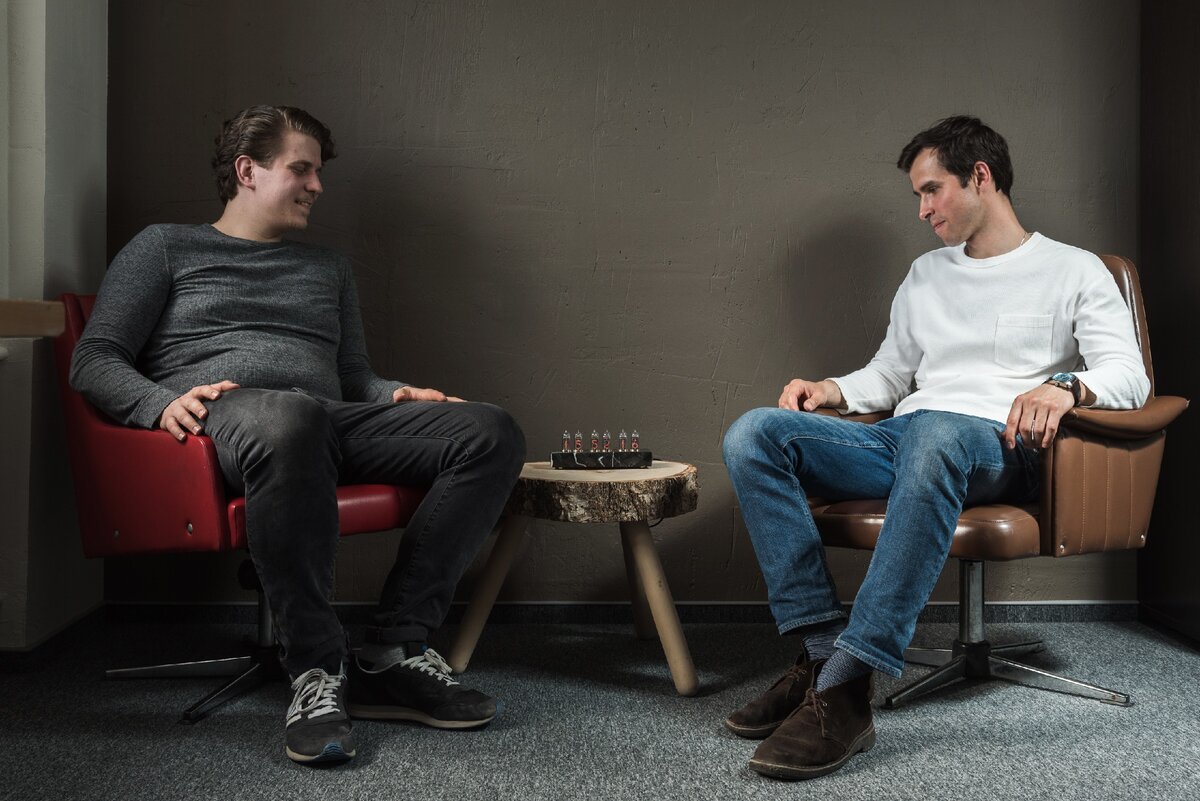 Слева - Вадим Антонов, справа - дизайнер Ярослав Мисонжников. Время прочтения статьи - 3 минуты. Кто очень спешит - в конце статьи видео ролик на полторы минуты :)