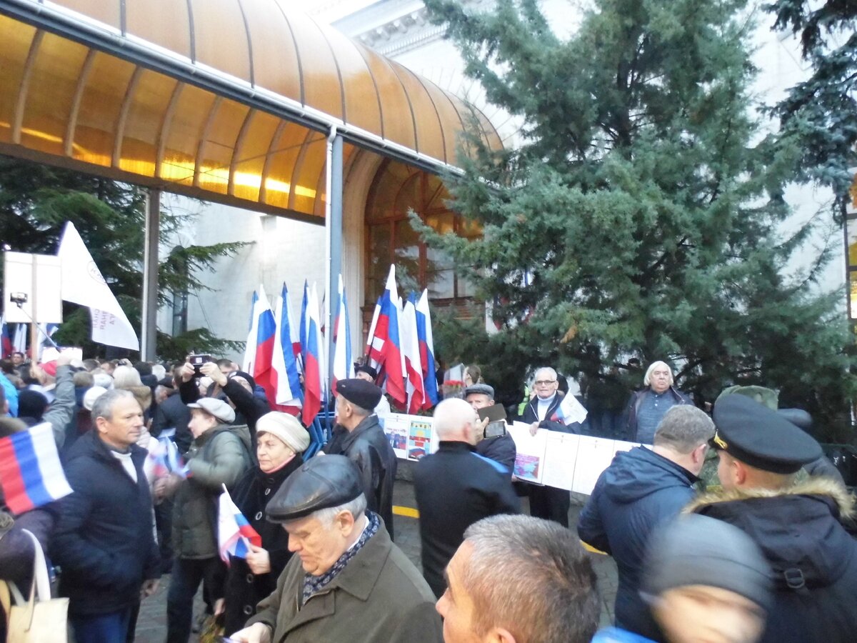        Вокзал украшен флагами России и Крыма.