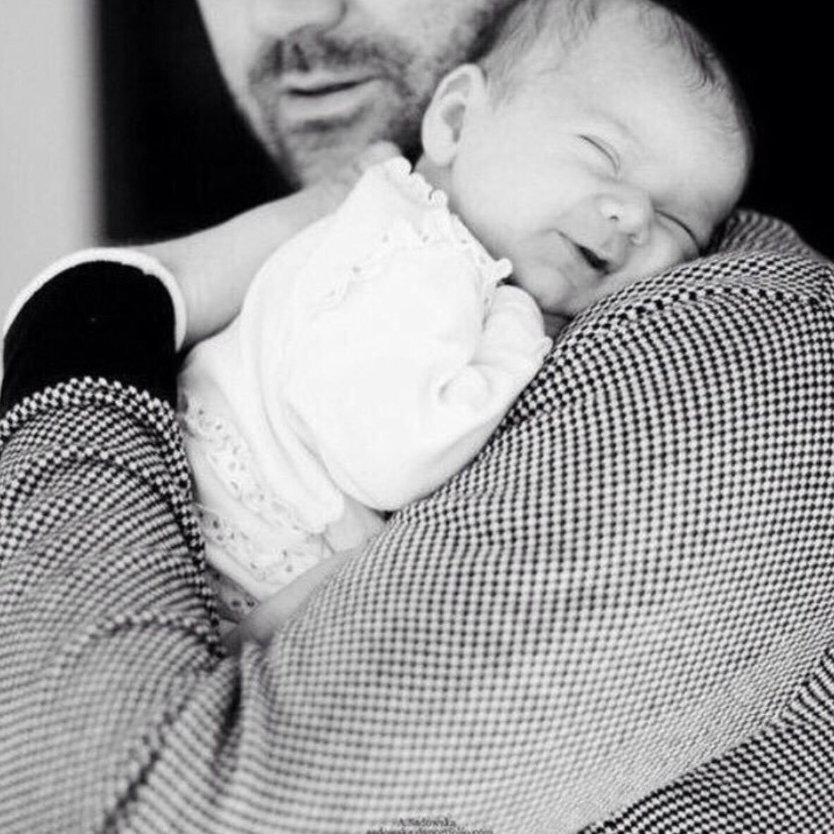 Фотосессия младенцев. Папа с малышом на руках. Мужчина с ребенком. Мужчина с маленьким ребенком. Русский папа с маленькой дочкой