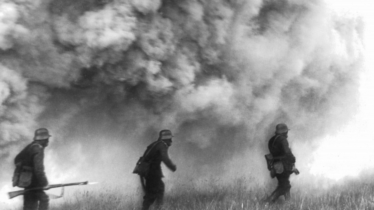 Фотография атак. Газовая атака хлором 1 мировая война. Хлор 1 мировая война. Первая мировая война газовая атака.