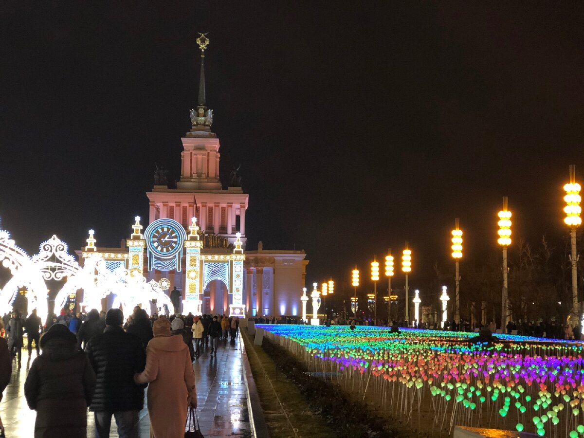 ВДНХ. Гуляем по лужам под дождем.