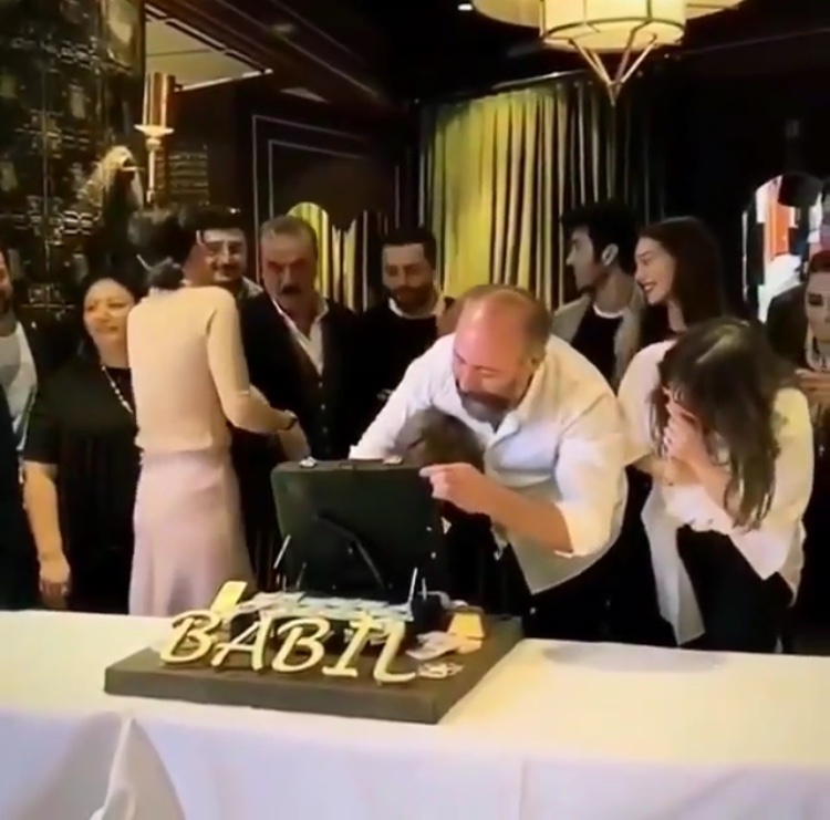 Команда сериала в день показа сериала отмечали и смотрели вместе 1 -ю серию 