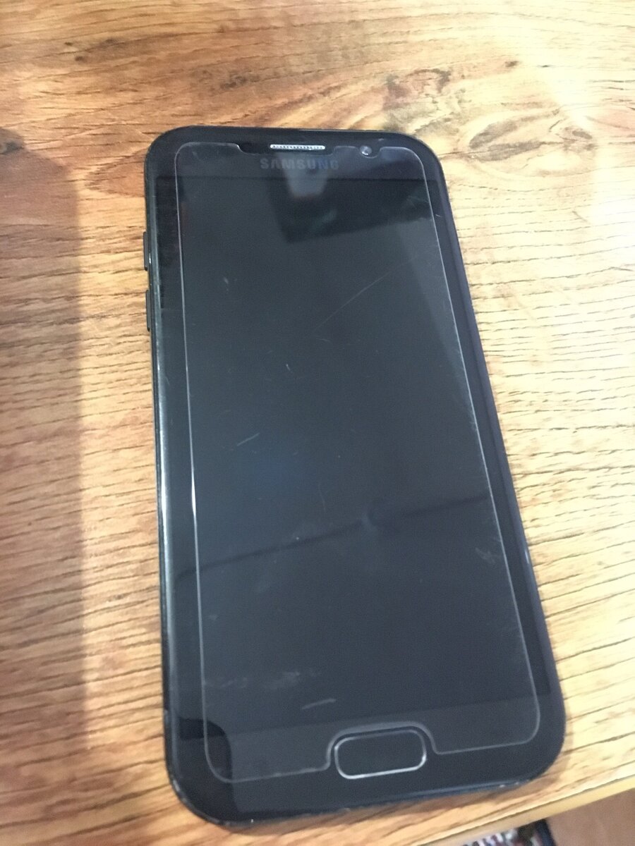 Купил в Связном на распродаже защитное стекло за 11 рублей и наклеил( какая никакая , а защита)