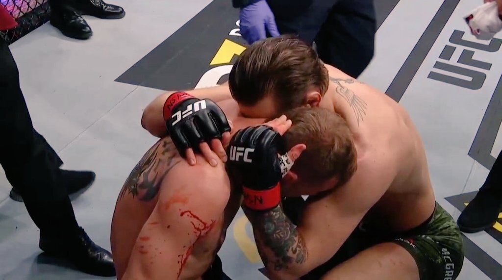 Сразу после боя Конор Макгрегор пошел узнать, как дела Серроне, обнял его и его бабушку. Такого он не делал ни с одним своим соперником.