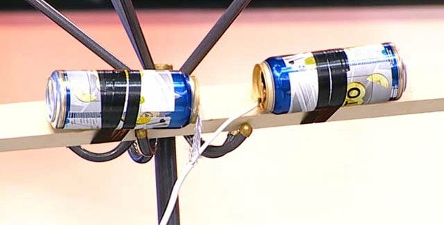 Несмотря на то, что кабельное телевидение в последние десятилетия стало очень популярным, многие предпочитают ловить передачи с эфира. Для этого нужна хорошая антенна, которая порой стоит довольно дорого. Но антенну можно сделать и самим, при этом качество приема будет не хуже. Самодельные антенны особенно нужны в домах, где качество приема очень плохое или телевизор вообще отказывается что-либо принимать на магазинную антенну.