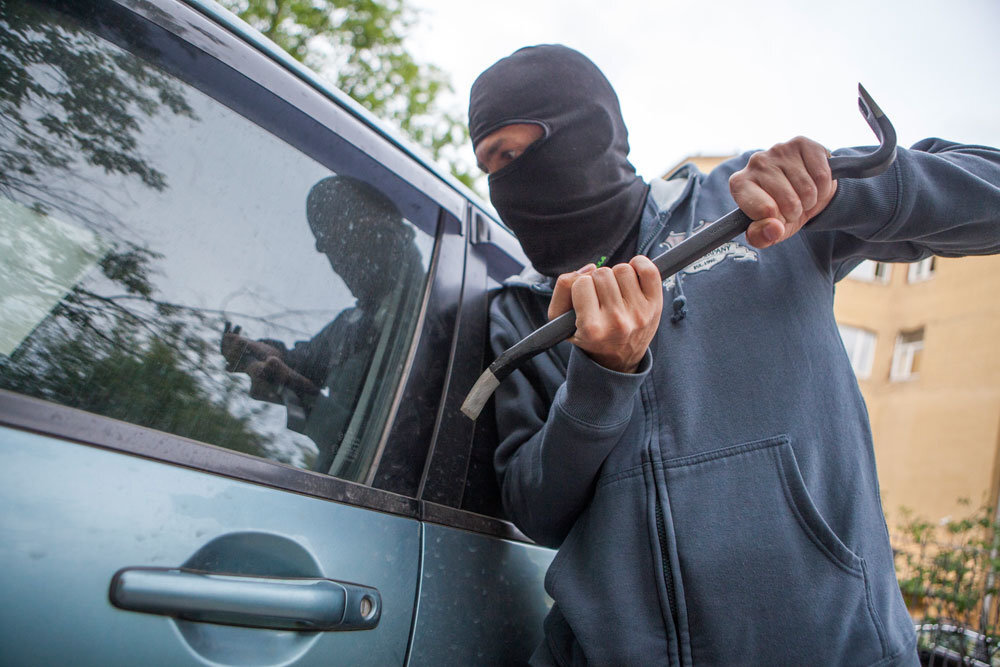 Защитить наиболее. Угон автомобиля. Кража авто. Угонщик авто. Угнал машину