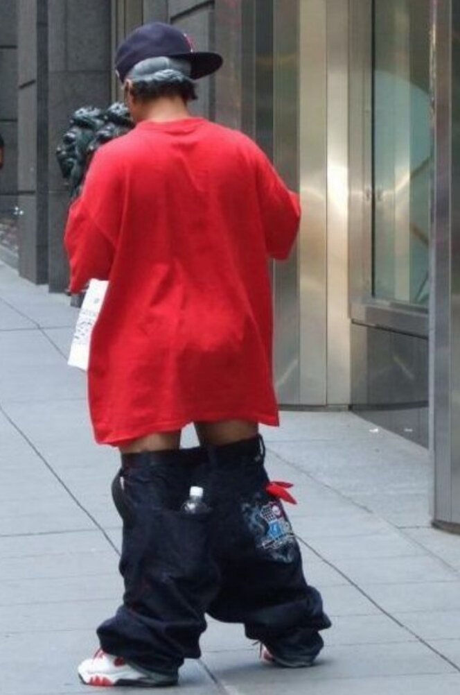 2. То ли забыл одеться до конца дома, то ли штаны спали во время прогулки, то ли специально так оделся - неизвестно!