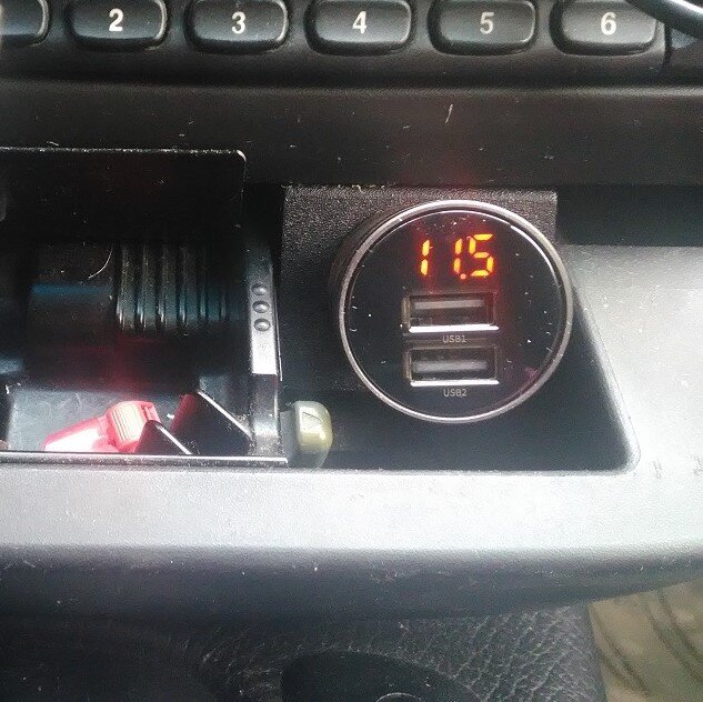 Адаптер USB с индикатором V в прикуриватель. Фото из личного архива.