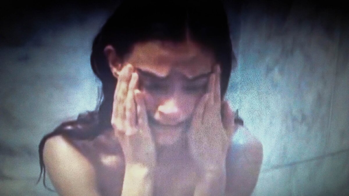 Садыка плачет после ночи с султаном.