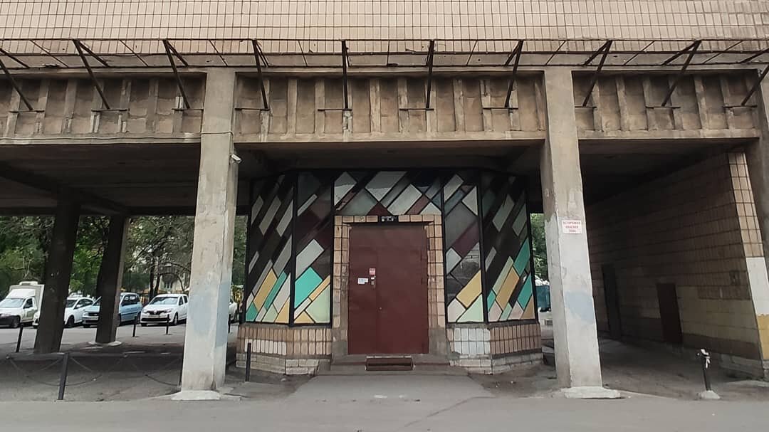 Необычный вход в необычный советский дом. Вы где-либо ещё видели подобный оригинально оформленный тамбур? Пишите в комментариях! 