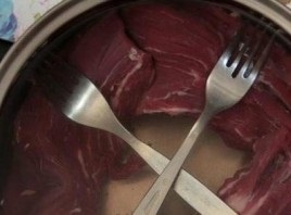 Мясо промойте и положите в кастрюлю. Залейте его раствором из холодной воды с солью. Оставьте в таком виде в холодильнике на двое суток, чтобы говядина не всплывала. 