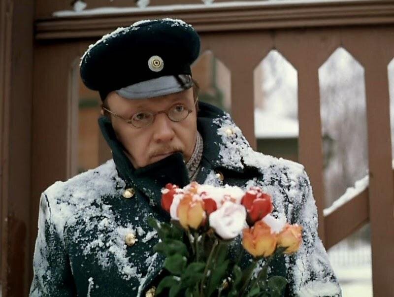 Карандышев таскал цветы, и где было его место? Под лавкой