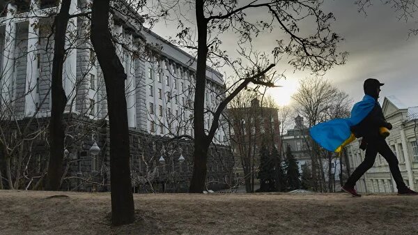 08:00 14.02.2020 (обновлено: 08:04 14.02.2020)1383© AFP 2020 / Sergei SupinskyСергей Левченко                                                                                                                                                                 Позади только первый месяц 2020 года, а Украина уже может похвастаться небывалым экономическим достижением в бюджетной сфере. По результатам января общий фонд украинского госбюджета недополучил 25% запланированных доходов. Такого в украинской истории не было за все время существования государства. Недобор составил 13,8 миллиарда гривен. В госбюджет за месяц удалось собрать лишь 42,6 миллиарда.Более того, бюджетные поступления января этого года оказались ниже, чем в январе 2019-го, — на 1,7 миллиарда гривен, или на 3,8%.Такой обвал можно смело называть феерическим достижением "Зе-команды".                                                                                                                                                            Но вот неожиданным для думающей части населения страны он не стал — к нынешнему успеху украинская власть шла долго и упорно.И поскольку провал возник не внезапно, а стал следствием экономической политики Киева и соответствует общему тренду последних месяцев, в обозримом будущем улучшения ситуации в бюджетной сфере Украины ждать не приходится.Мы писали о том, что за 11 месяцев 2019-го украинская казна недополучила 51 миллиард гривен. По итогам года правительству Гончарука удалось формально сократить этот недобор до 29 миллиардов гривен.12 декабря 2019, 08:00Чудо на миллиарды: украинская экономика готовит большой сюрпризИ вот какой ценой.                                                                                                                                                                                                    Во-первых, в декабре было частично заблокировано возмещение НДС экспортерам. Это дало возможность добавить в доходную часть не менее шести миллиардов гривен. Тем самым украинские чиновники, с одной стороны, залезли в карман и так-то находящейся в коматозном состоянии промышленности, лишив ее оборотных средств на указанную сумму. С другой — фактически перенесли обязательства по возмещению НДС на 2020 год, в частности, на январь. То есть залезли в карман бюджета-2020.                                                                                         Во-вторых, кабмин договорился с "Нафтогазом" о перечислении в декабре авансом 15 миллиардов гривен налогов и дивидендов (спасибо "Газпрому"!), которые компания должна была заплатить в 2020 году. То есть опять-таки залезли в бюджет-2020.Перечисленные в декабре миллиарды "Нафтогаза" будут аукаться бюджету-2020 на протяжении года, а вот перенос декабрьского возмещения на январь уже сделал свое дело. В январе пришлось направлять на возмещение (а это минус по доходам) 18 миллиардов гривен при среднемесячном возмещении в 2019 году — 12,7 миллиарда.Еще один фактор связан с действиями Министерства финансов и Национального банка Украины в вопросах курсовой политики в сочетании с политикой привлечения на рынок государственных облигаций (ОВГЗ) спекулятивных валютных средств.                                                                                                                                                                                                   Эти действия особенно рьяно осуществлялись с лета 2019 года и поспособствовали резкому укреплению гривны. Что стало не только одним из факторов вышеупомянутых проблем в промышленности, но и ударило по доходам бюджета посредством сокращения поступлений от таможни. Дело в том, что на Украине доля таможенных платежей в доходах госбюджета неадекватно велика. Например, согласно плану на 2019 год, она должна была составить 39%. Ну а поскольку таможенная стоимость товаров при их начислении пересчитывается в гривны, то при укреплении курса эти самые таможенные платежи автоматически сокращаются.7 января, 20:20"Резать все". В Раде заявили о серьезном увеличении долга Украины                                                                                                                  В сравнении с прошлогодним январем курс гривны к доллару укрепился на 13,5%.Данных об объемах импорта в январе в денежном измерении пока нет, но, исходя из сложившегося в предыдущие месяцы тренда, можно предположить, что он немного, на пару процентов, сократился по отношению к январю 2019-го. Главные причины — падение цен на углеводороды и снижение заказов со стороны находящейся в кризисе промышленности. Тем не менее сокращение сбора доходов таможнями в январе по отношению к январю 2019 года составило почти 20%! Что заметно больше укрепления курса на 13,5% и минимального сокращения импорта.Объясняется это расхождение тотальной некомпетентностью назначенных при президенте Зеленском таможенных начальников (украинской таможней руководит откровенный фрик — любитель гей-парадов из среды "соросят").                                                                                                                                             Первые экономические обещания президента Зеленского касались как раз пресечения потоков контрабанды и серого импорта, что должно было дать украинскому госбюджету дополнительные 300-400 миллионов долларов в месяц. На деле же объемы идущих мимо бюджета средств даже выросли.Со сборами налогов внутри страны все обстоит тоже довольно печально. И проблема не только в задержке возмещения НДС, которая аукнулась в январе. Даже если возмещение вообще не принимать во внимание, то налоговые органы в сравнении с январем прошлого года собрали денег лишь на 1,9% больше. И это при росте номинального ВВП на восемь-девять процентов, постоянном повышении ставок акцизов и так далее. То есть и тут борьба с теневыми рынками и уклонением от уплаты налогов закончилась увеличением масштабов и того и другого.Катастрофический по качеству макроэкономический прогноз — еще одна причина столь существенного недобора доходов. Макропрогноз и подготовленный на его основе бюджет не имели ничего общего с реальностью. Цель была — пустить пыль в глаза президенту и электорату. Все получилось, кстати.Как можно было прогнозировать рост ВВП на 3,7% в условиях, когда темпы его стали последовательно сокращаться, в промышленности начался обвал, мировая экономика замедляется, а в планах правительства нет никаких мер по поддержке роста? Как можно закладывать средний курс доллара на уровне 27 гривен и одновременно продолжать валютно-спекулятивные фокусы, придерживая его ниже 25 гривен? Как можно говорить о создании миллиона новых рабочих мест, когда они сокращаются на сотни тысяч в год? Таких вопросов можно задать еще много, но незачем.                                                                                                       Латать бюджетные дыры украинская власть продолжила старым испытанным способом — размещая ОВГЗ и евробонды. В январе ОВГЗ продали на 18,6 миллиарда гривен. Евробондов разместили на 1,25 миллиарда евро. То есть совокупно займы в январе составили 52,1 миллиарда гривен при собственных доходах 42,6 миллиарда.16 января, 08:00Украина стремительно перешла к постиндустриальному укладу экономикиЭто уже даже не постиндустриальная, а некая постбюджетная экономика.Дальнейшие бюджетные перспективы Украины представляются малорадужными. Сложно представить отказ украинской власти от губительной курсовой политики в условиях, когда государство сидит на игле заимствований, а Министерством финансов и Национальным банком продолжают руководить люди, затеявшие и строительство кредитной пирамиды, и курсовые фокусы. Еще сложнее — представить, что украинская власть вдруг начнет бороться с теневыми финансовыми потоками: за последние месяцы ее представители либо их оседлали, либо получили долю.                                                                                                                                                                      Смена правительства совсем маловероятна — этот вопрос регулируется извне, а кураторов в целом происходящее устраивает.Кстати, и самое гениальное правительство ничего не сможет сделать в сжатые сроки с обвалом промышленности, которая является основой экономики. 