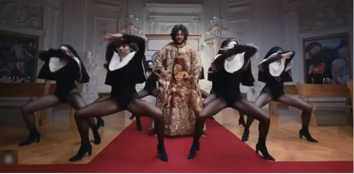 Кадр из шокирующего клипа "Романы"