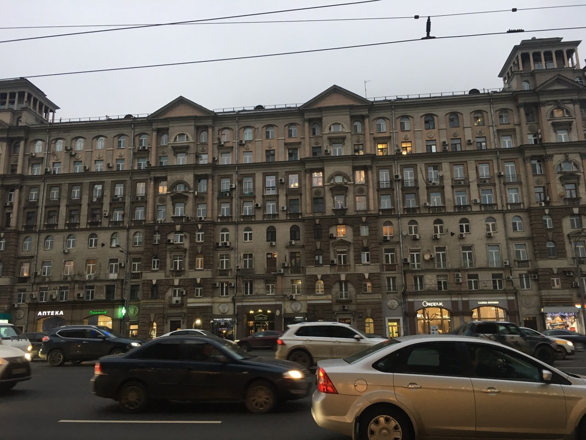 квартира юрия андропова на кутузовском. брежнев кутузовский проспект. кутузовский проспект 26 дом брежнева. кутузовский 26 брежнев. дом в котором жил брежнев на кутузовском проспекте в москве.