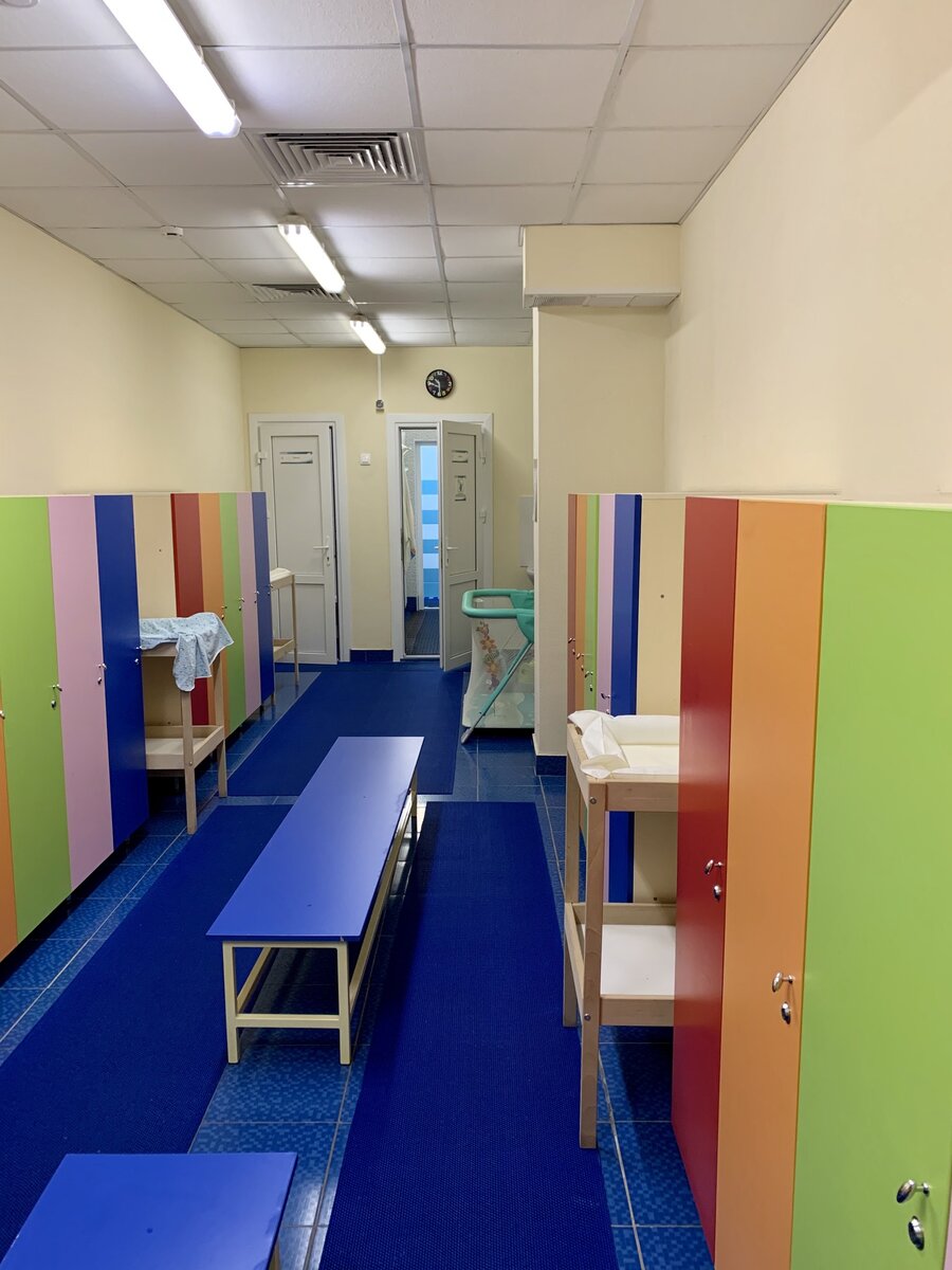 Раздевалка детского бассейна в ФОК «Водник»