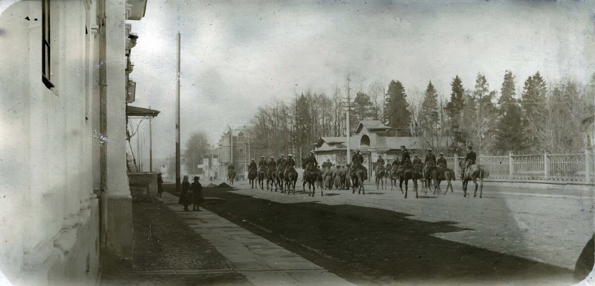 Шествие арестантов и конвойной команды по Сибирской улице, 1906 год. Источник: pastvu.com