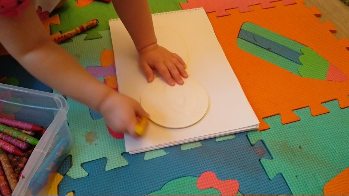 Подставка толстая и большая, ребенку не сложно ее обводить. Если есть трудности помогаем своей рукой.