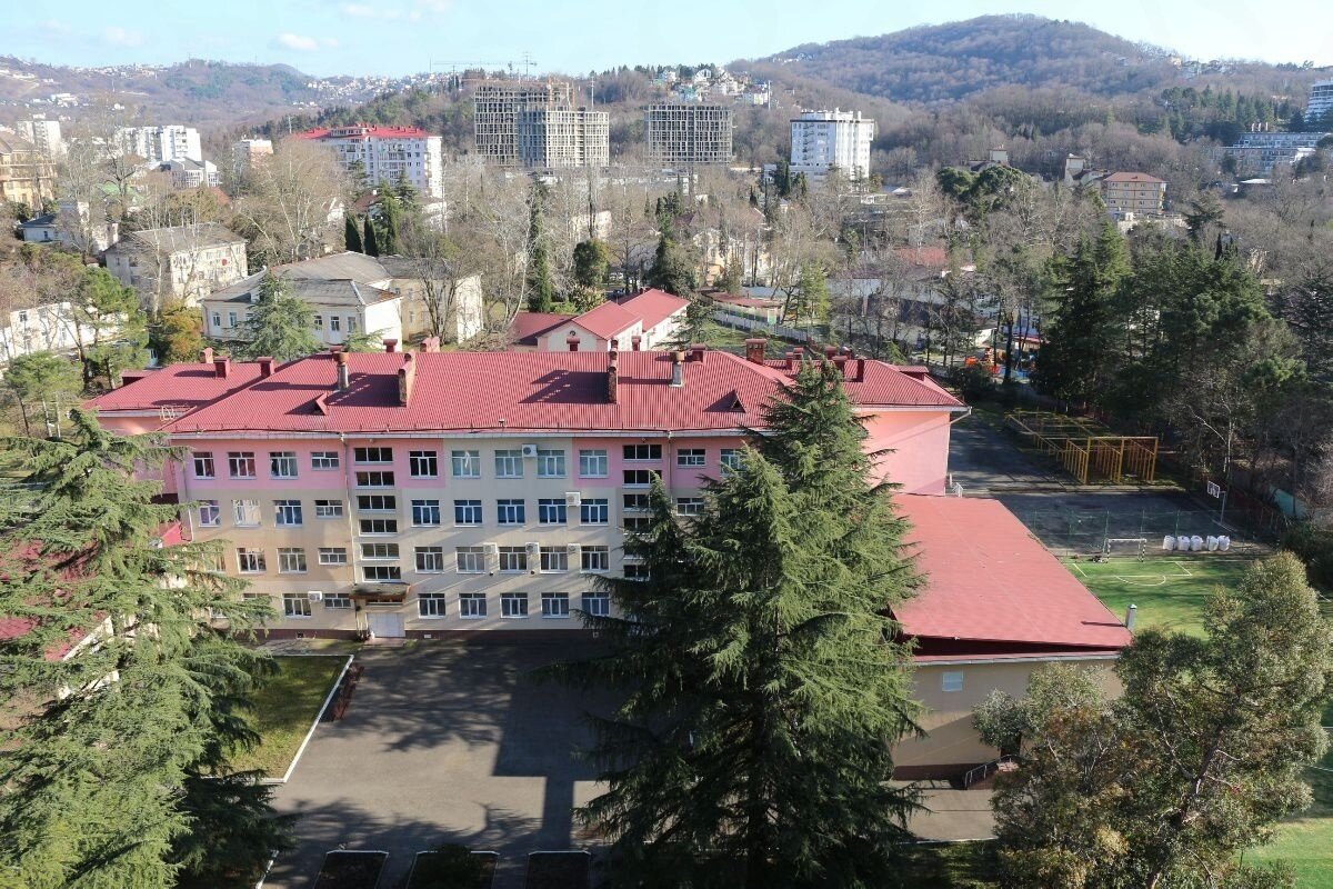 Район Сочи Мамайка. На фоне гор недострой, которому уже много-много лет. Источник: Яндекс.Картинки