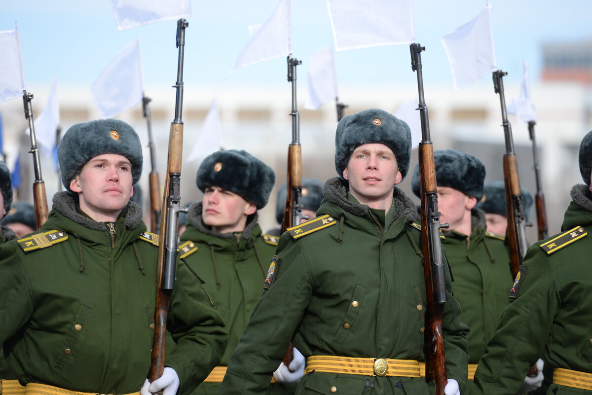 Фотографии 23. 23 Февраля парад. Парад на 23. Военнослужащий защитник Отечества. 23 Февраля Омск.