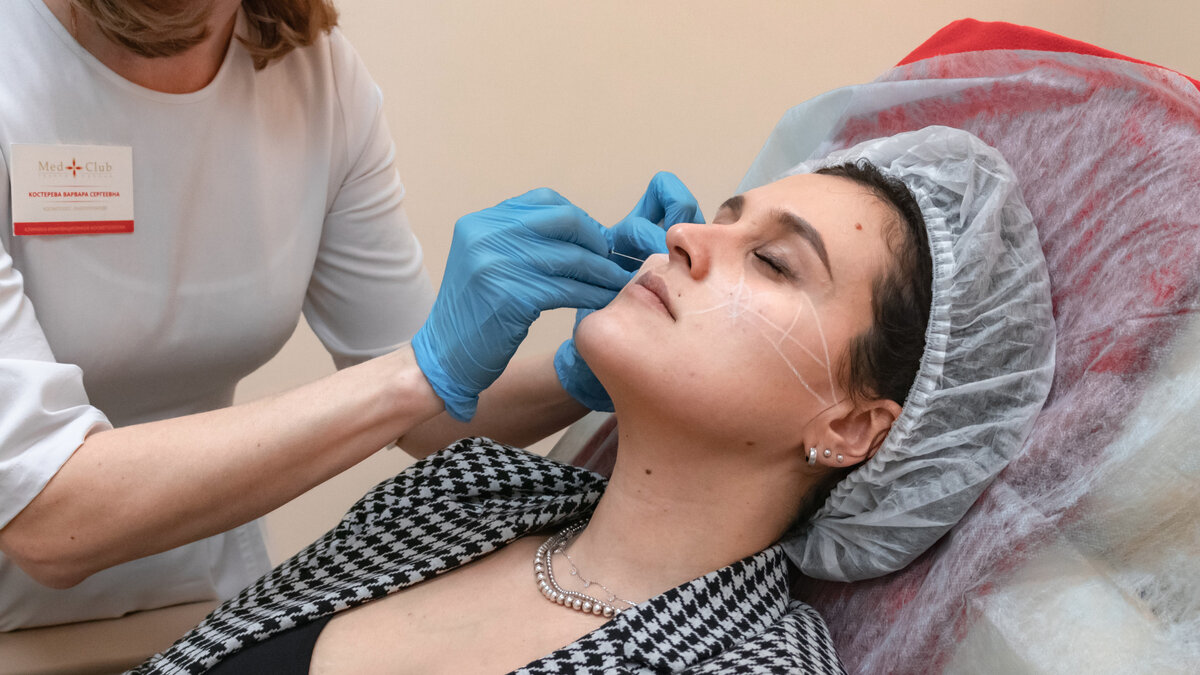 Любые инъекционные процедуры нужно делать в проверенных клиниках – иначе вас буквально может «перекосить», а то и что похуже. 