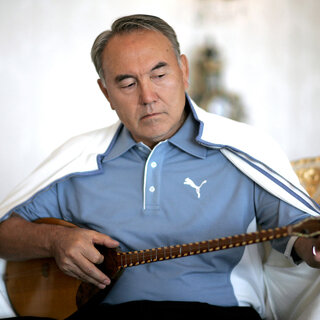 Бывший президент Нурсултан Назарбаев играет на домбре.