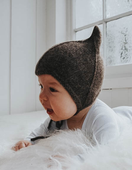 Детская шапка с завязками. Фото взято с сайта https://www.garnstudio.com