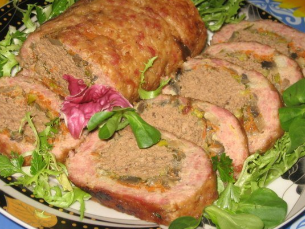 Середина у рулета печеночная, а края из фарша. А еще в нем есть прослойка из грибов и черемши. Бутерброды с таким рулетом очень вкусные.