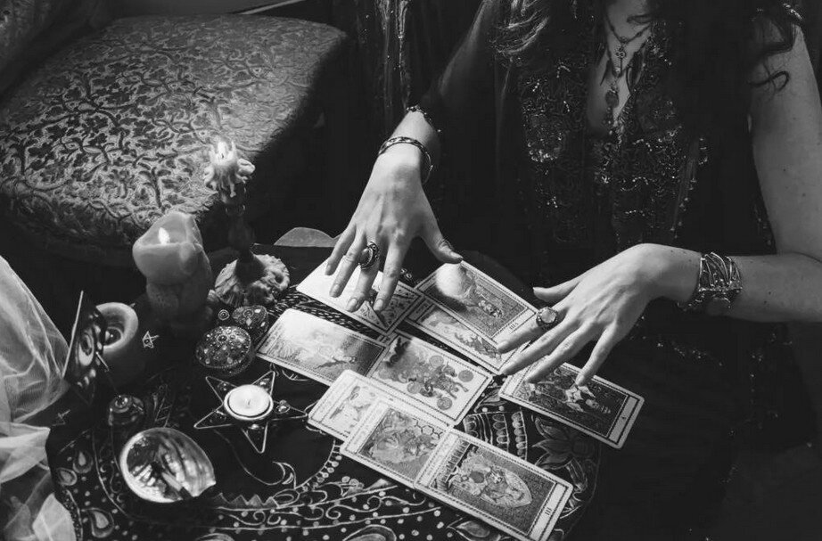 гадалка с картами Таро