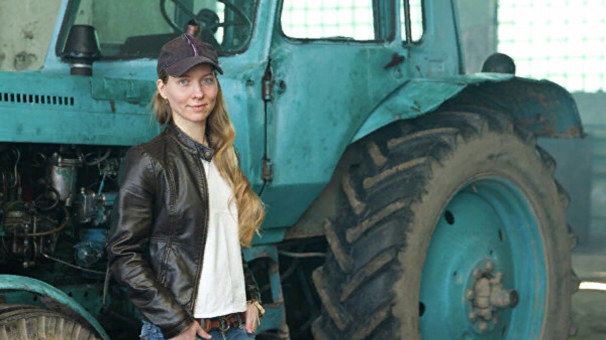 Женщина трактористка