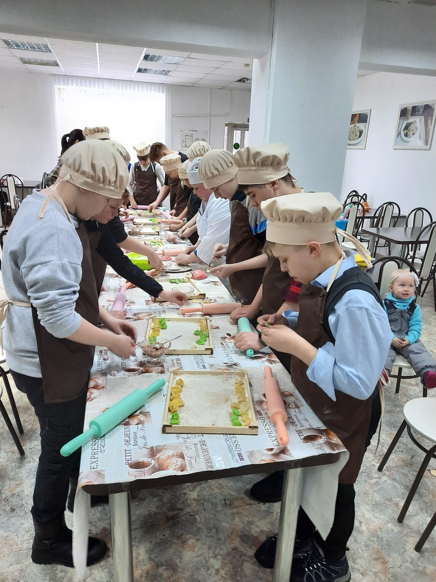 Вопрос конечно спорный. В традициях многих народов сложилась традиция на кухню их не пускать и готовить не разрешать. Хорошо это или плохо?  