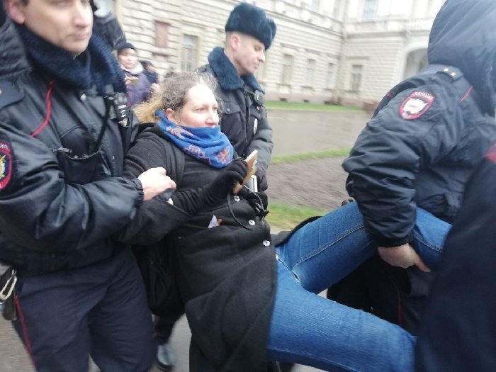 Задержания протестующих против поправок у Мариинского дворца. Фото ТГ-канал "Протестный Петербург"