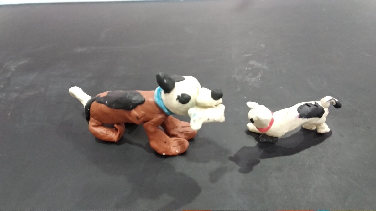 Таня и Фаина решили изобразить отношения кошки и собаки