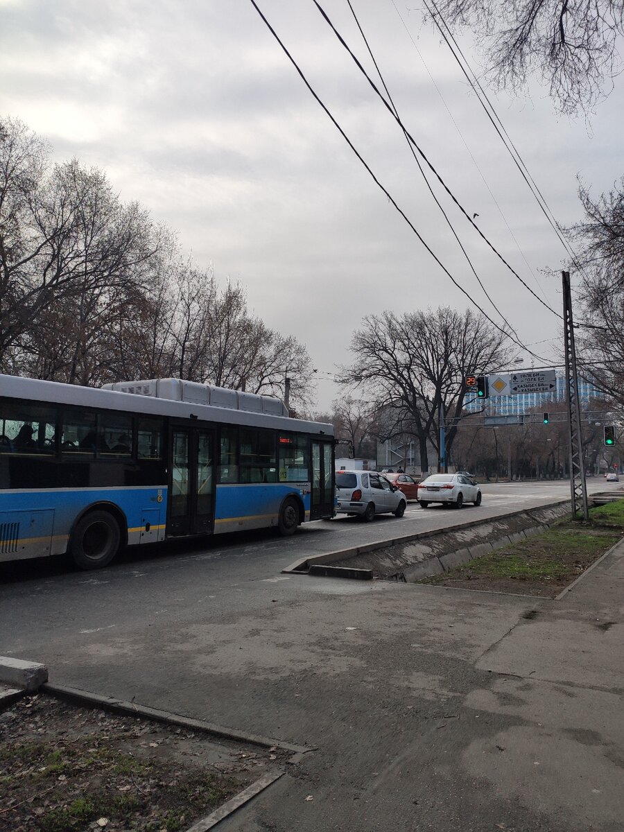 Пятница утро. Обычно в это время по всему городу пробки.