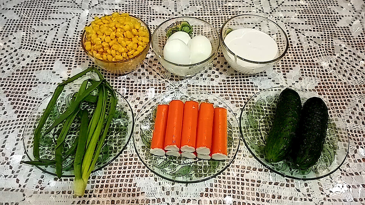 Ингредиенты: крабовые палочки – 200г; яйца – 3 шт.; свежий огурец – 2 шт.; консервированная кукуруза – 1 банка; майонез – 100 г; зелёный лук.