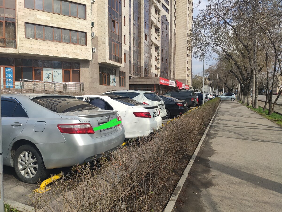 В самый пик мы не попали, но на парковке все - клиенты супермаркета