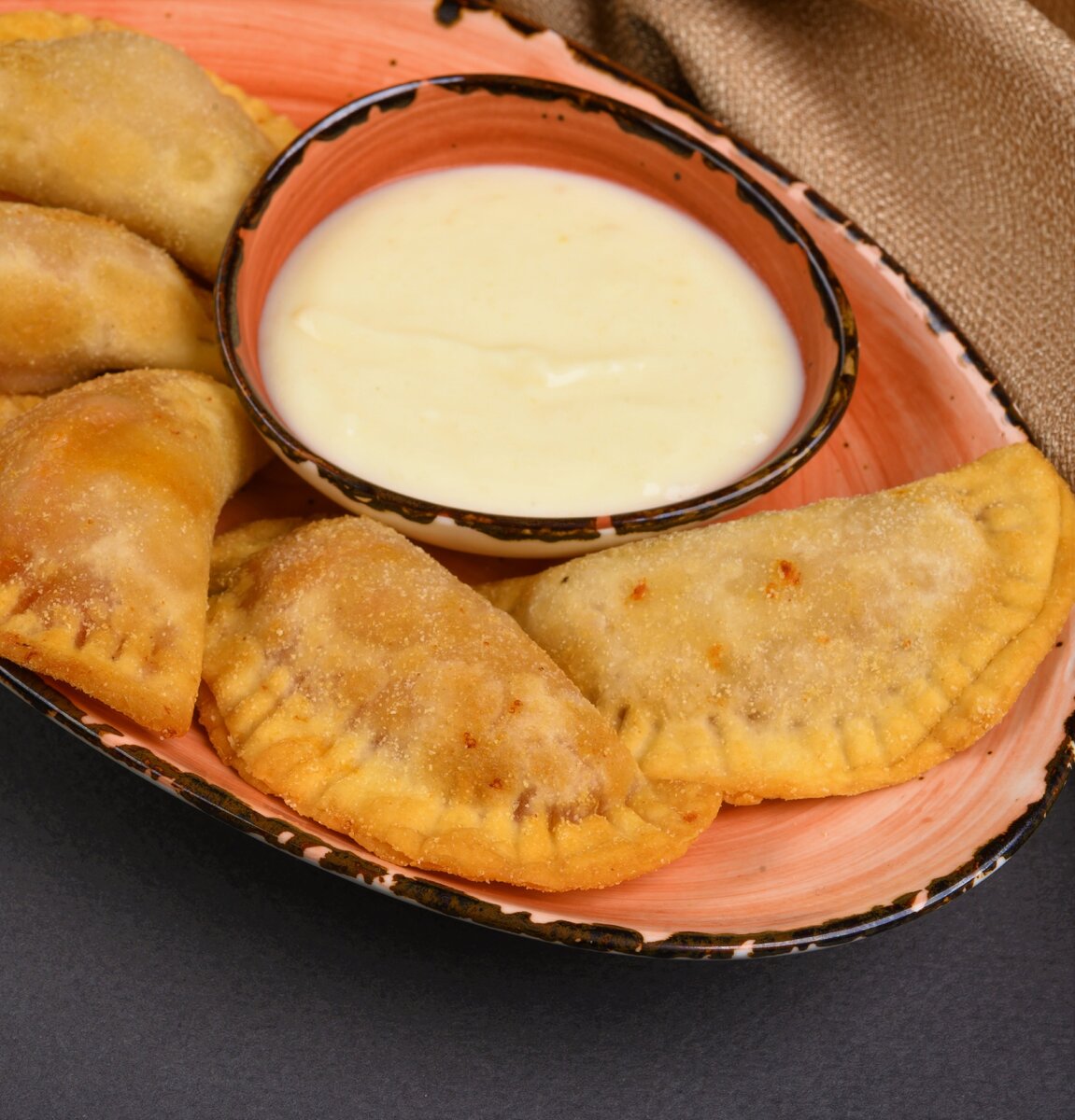 Итальянские пирожки панцеротти с соусом бешамель с твёрдым сыром