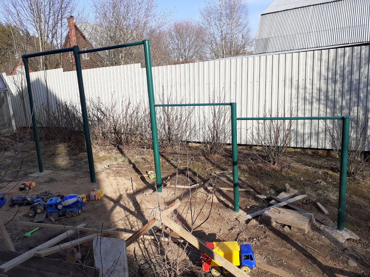 Место где, проходят мои тренировки. Дети оккупировали частично всё своей "стройкой" и дорогами, но тут уж ничего не поделаешь. Пусть созидают!)